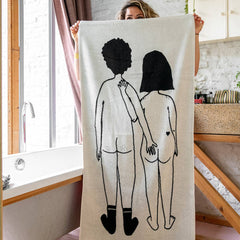 Kylpypyyhe 70 x 140 cm - Naked Couple back, helen b - Lempi Lifestyle