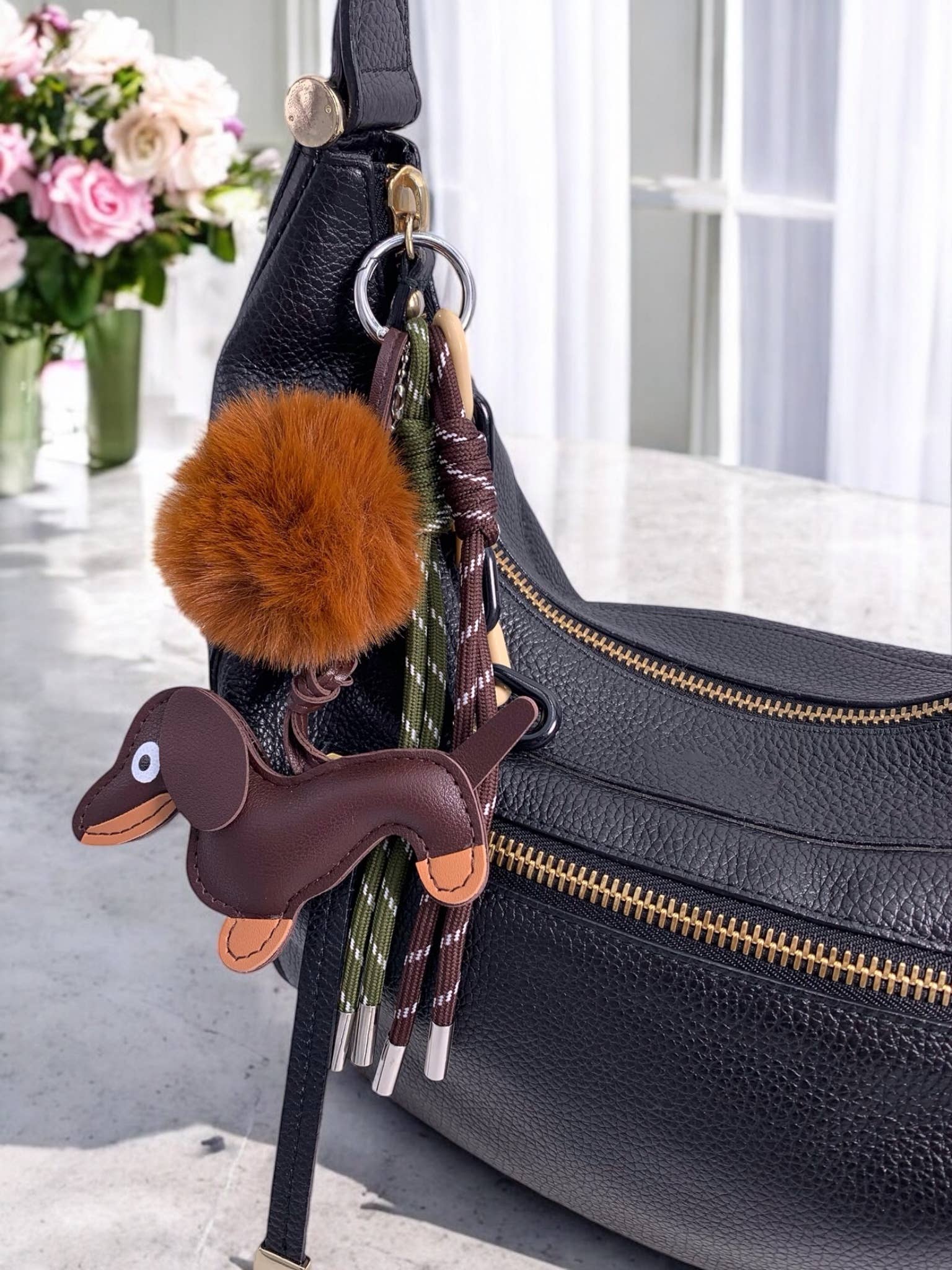 Laukkukoriste - avaimenperä koira ja pompom - Lempi Lifestyle