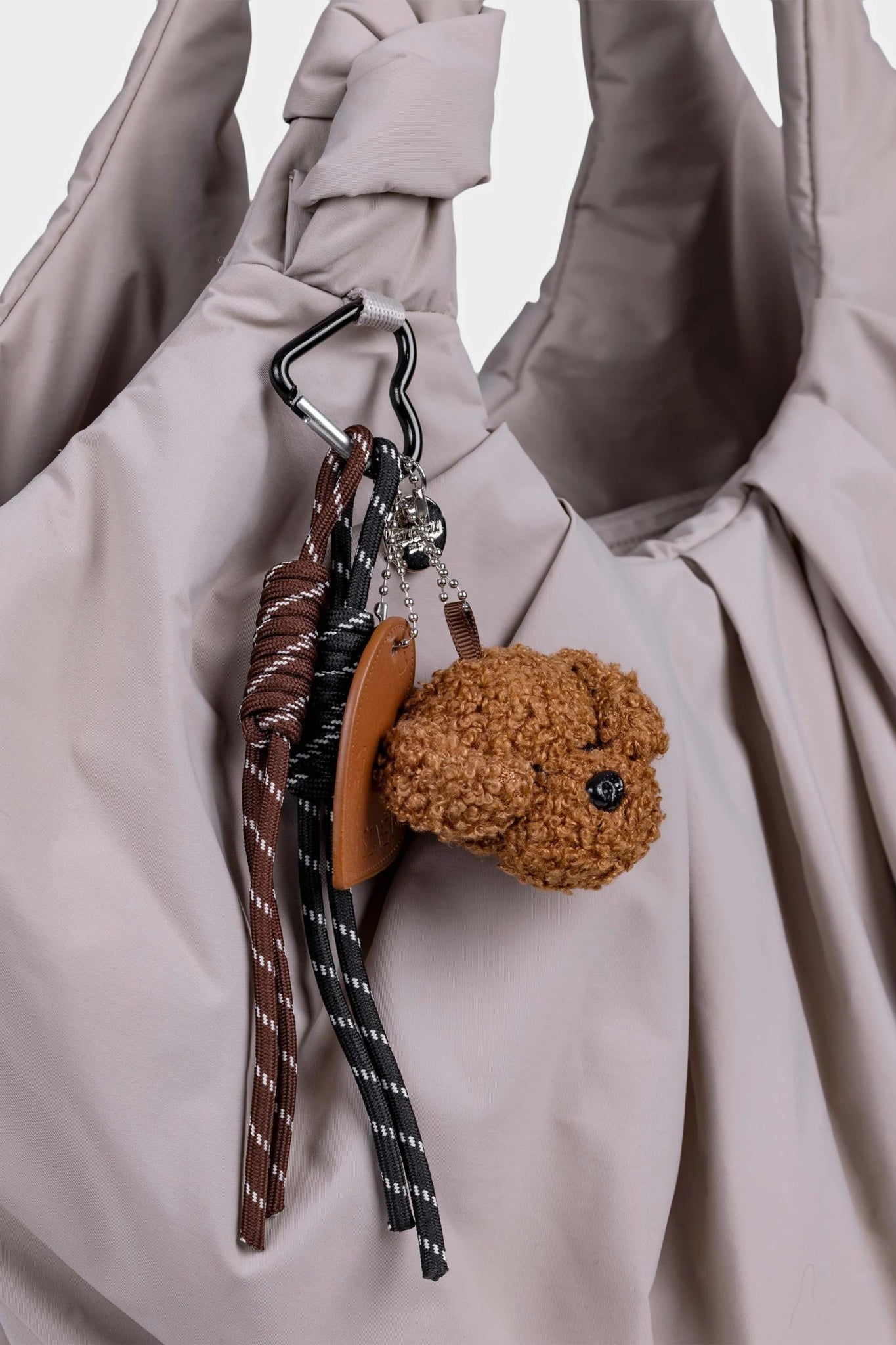 Laukkukoriste I Pörröinen ruskea nalle - Lempi Lifestyle