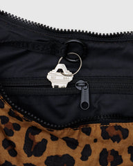 Medium Nylon Crescent - leopardikuvioinen laukku - Lempi Lifestyle