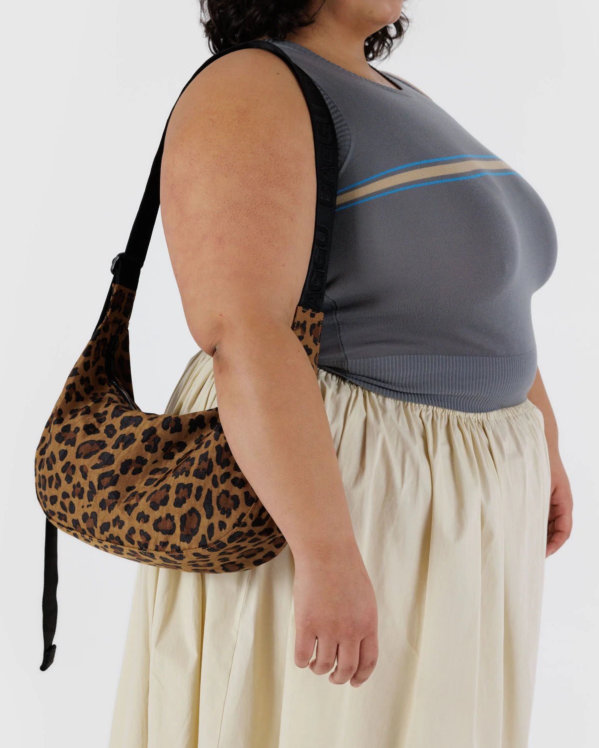 Medium Nylon Crescent - leopardikuvioinen laukku - Lempi Lifestyle