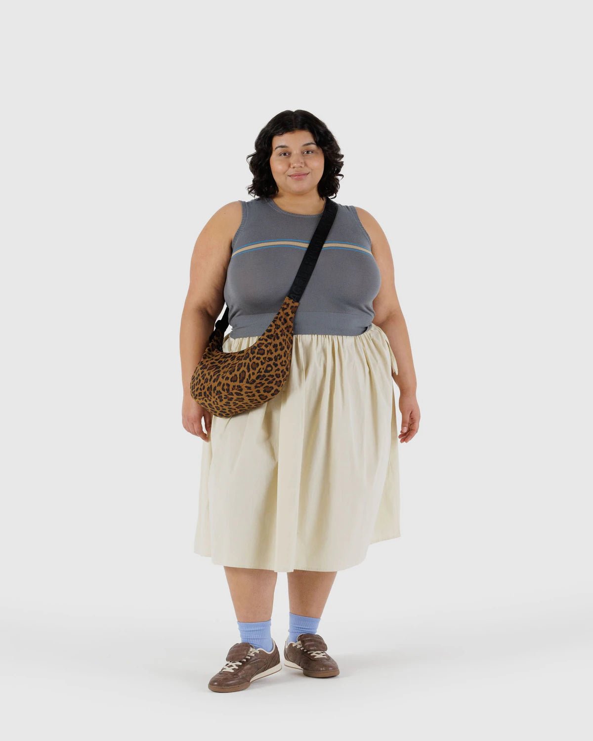Medium Nylon Crescent - leopardikuvioinen laukku - Lempi Lifestyle