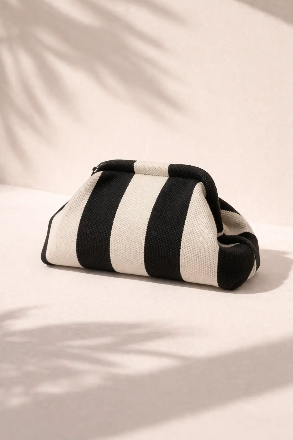 Raidallinen meikkilaukku – värikäs kosmetiikkapussi - Lempi Lifestyle