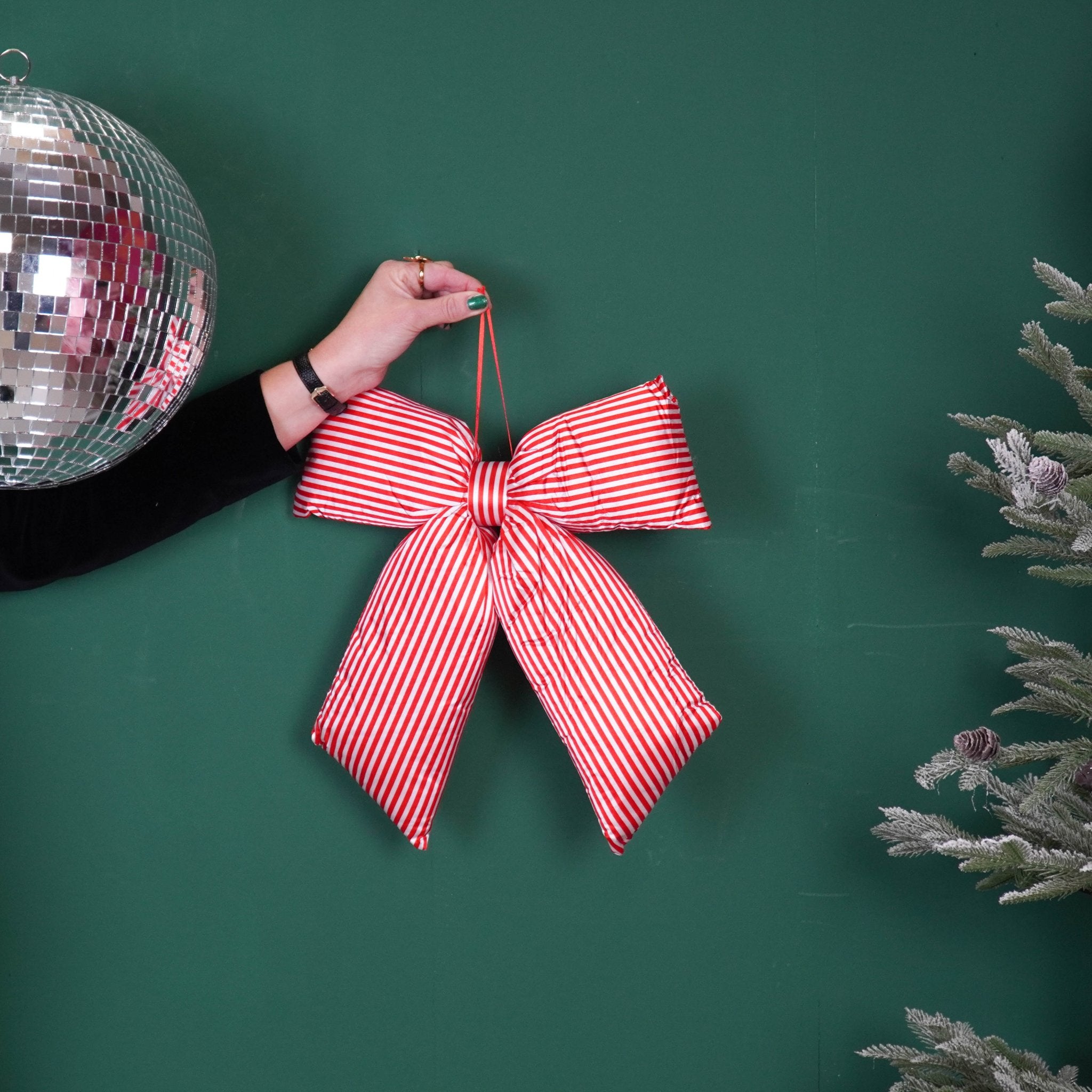 Rusetti puna - valko raitainen I iso topattu koristerusetti 32 x 40 cm - Lempi Lifestyle