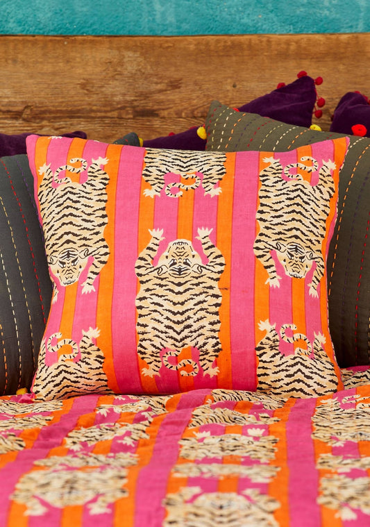 Värikäs tiikerityyny – pinkki & oranssi 45x45 cm - Lempi Lifestyle