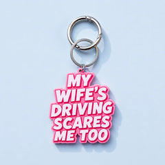 Avaimenperä My wife's driving scares me too - humoristinen laukkukoru